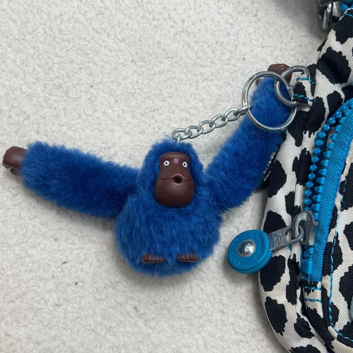 키플링 아바누 미디엄 큐리어스 레오파드 크로스백 블루 상품이미지2