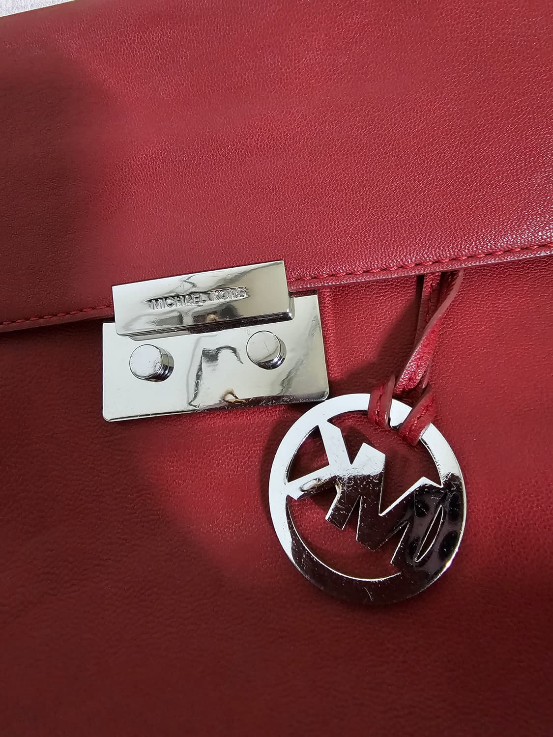 마이클코어스  버건디색상 소가죽 빈치지 숄더백 28*27*16 상품이미지4