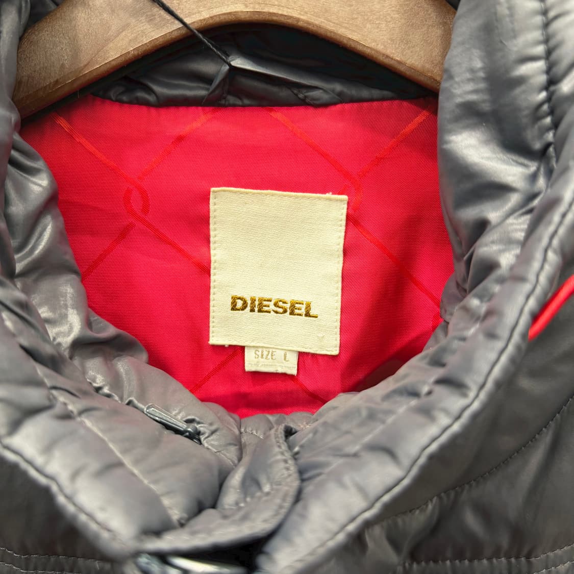 디젤 하이넥 패딩 자켓 퀄팅 패널 로고 패치 밑단 스트링 디테일 차콜 상품이미지7