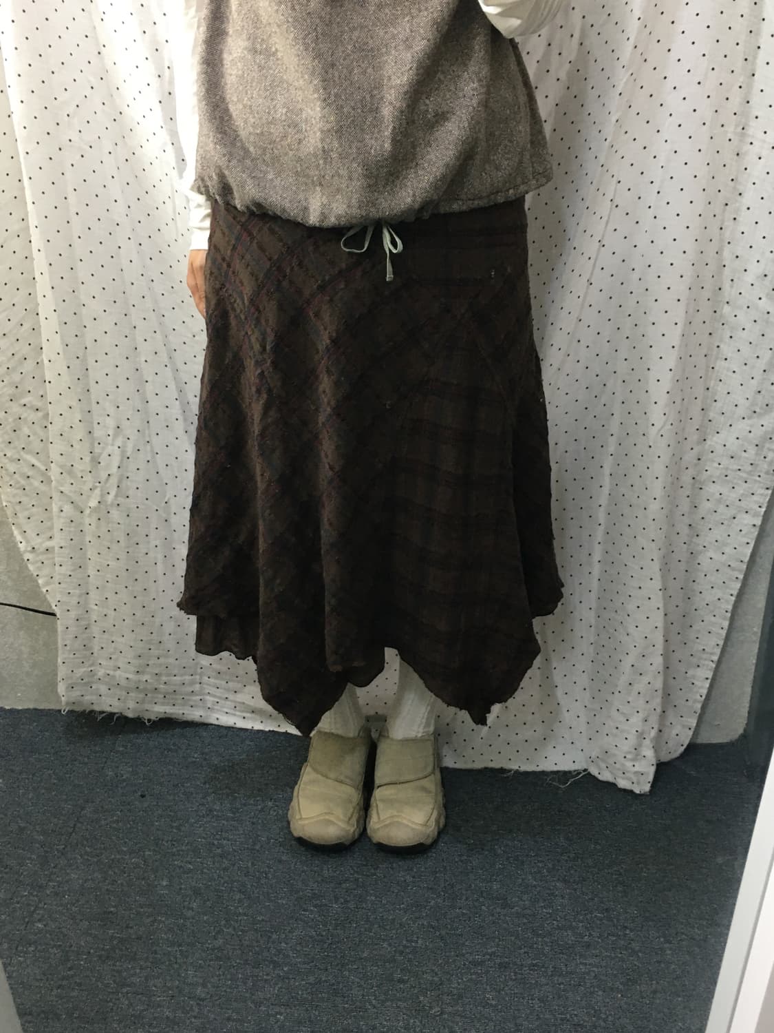 브라운 체크 언발 미디 스커트 상품이미지4