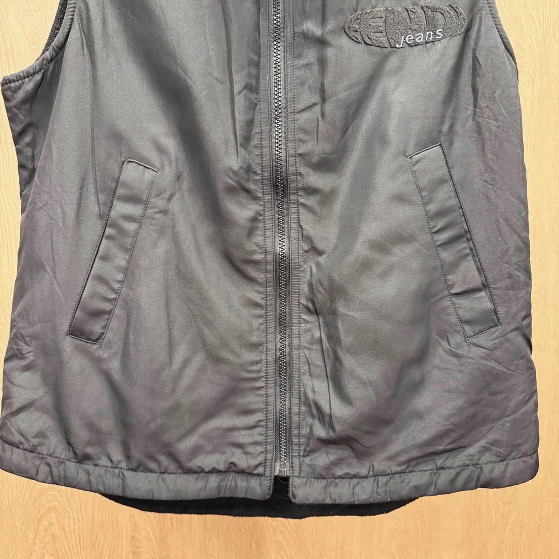 펜디 진스 플리스 안감 집업 베스트 후면 빅로고 자수 디테일 블랙 상품이미지5