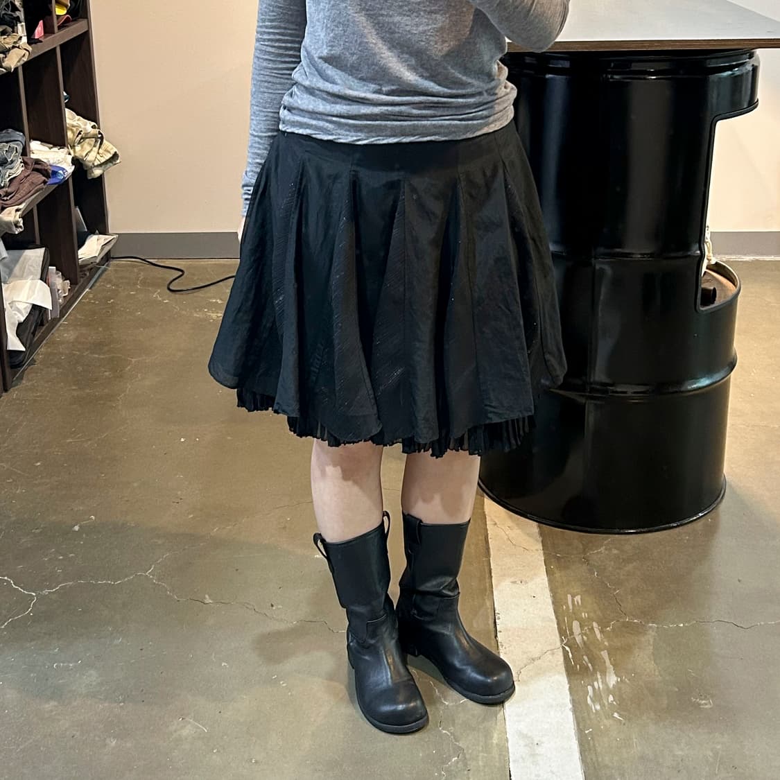 블랙 러플 미디 스커트 상품이미지1