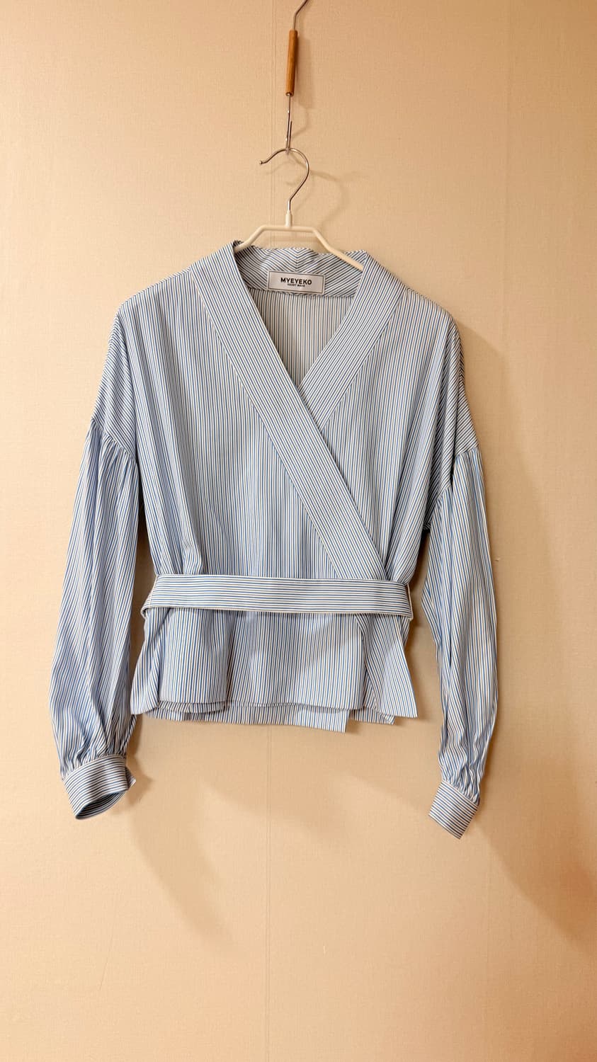 마이아이코 MYEYEKO 스트라이프 벨티드 랩스타일셔츠 정가 18만원대 상품이미지1