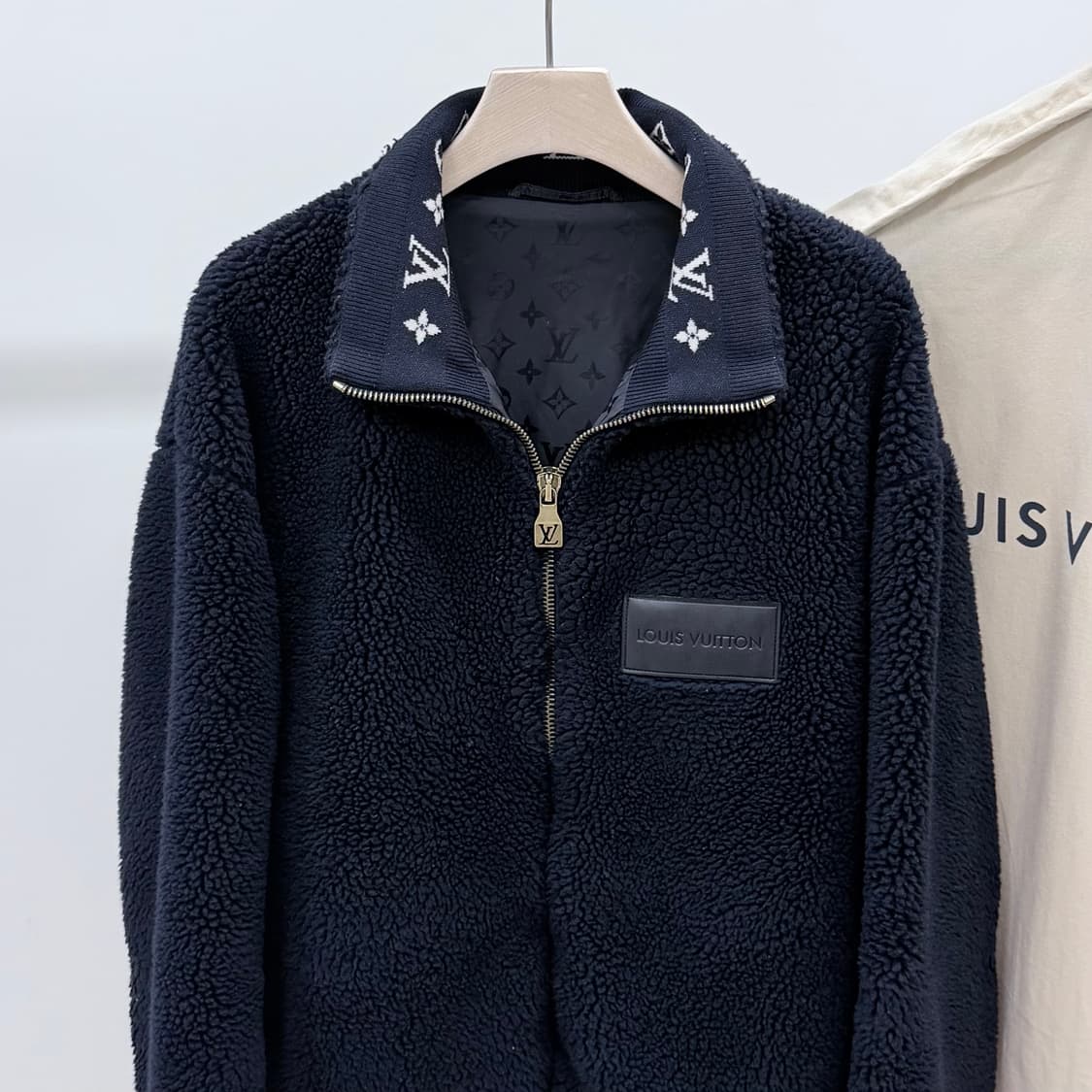 [S급/XL] 25FW 루이비통 레더패치 플리스 블루종 자켓 상품이미지3