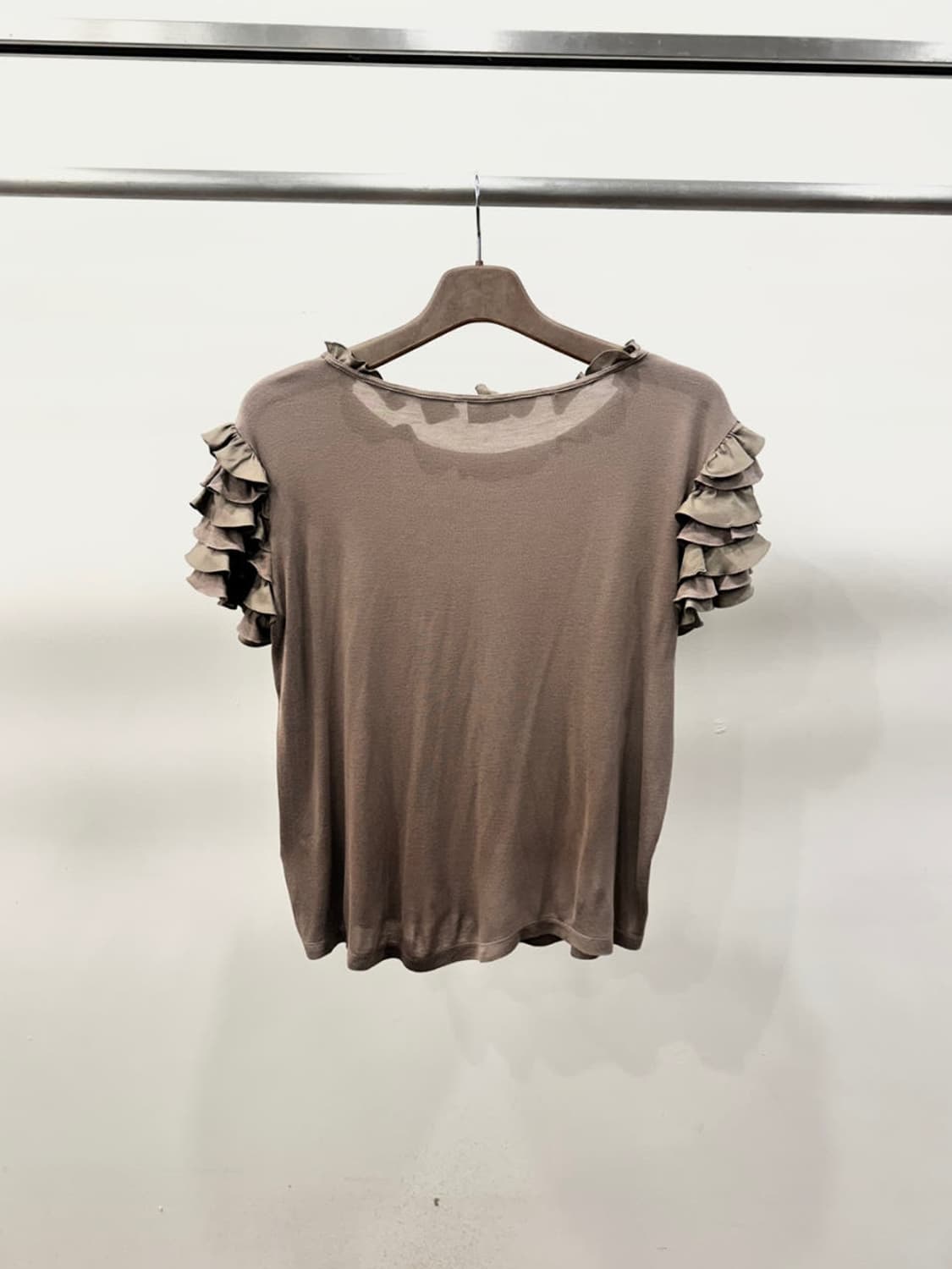 펜디 반팔 라운드넥 니트 레이어드 프릴 소매 넥 디테일 루즈핏 브라운 상품이미지3