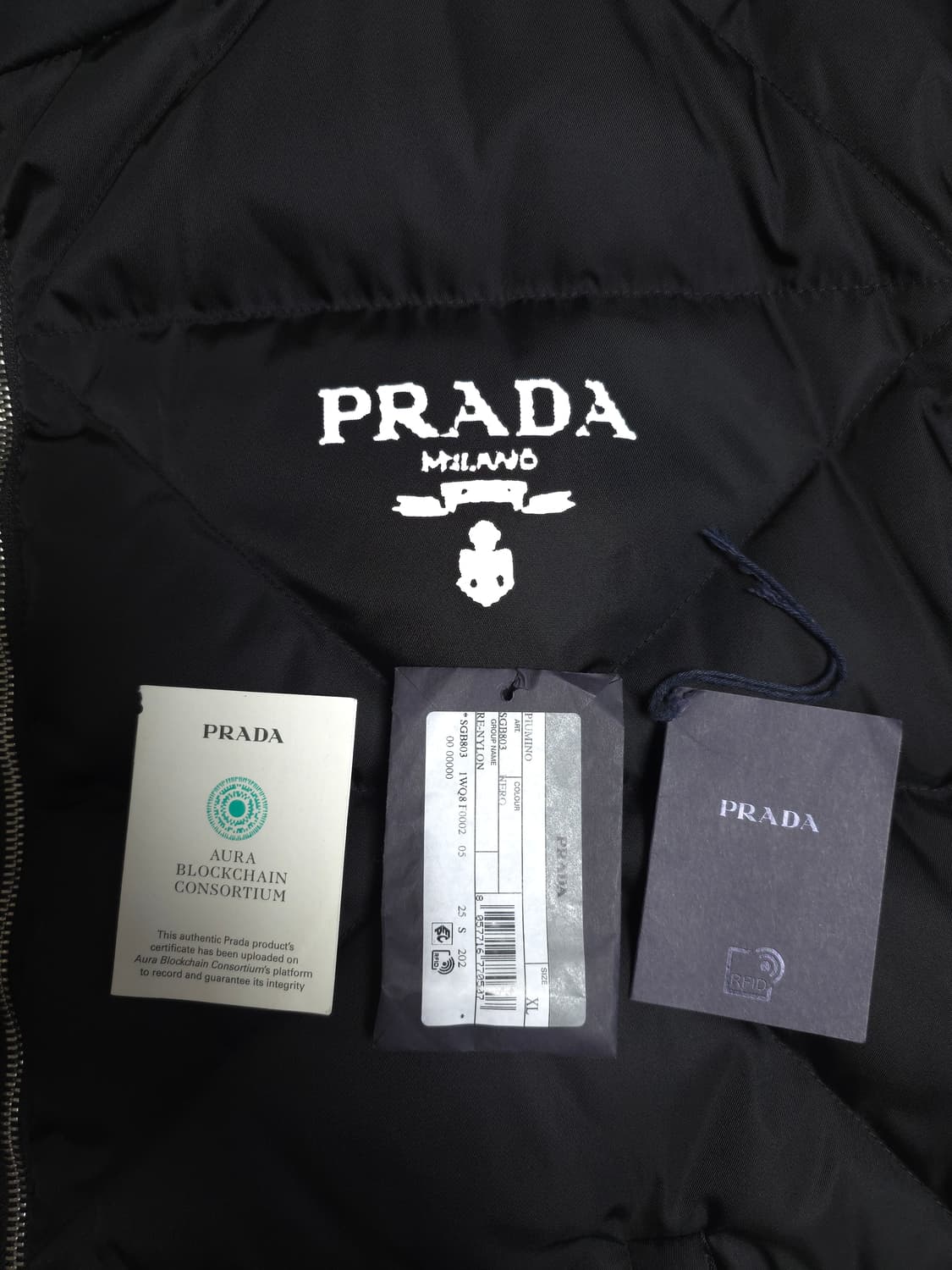 [XL] 프라다 리나일론 퀄팅 패딩 블랙(SGB803) 상품이미지3