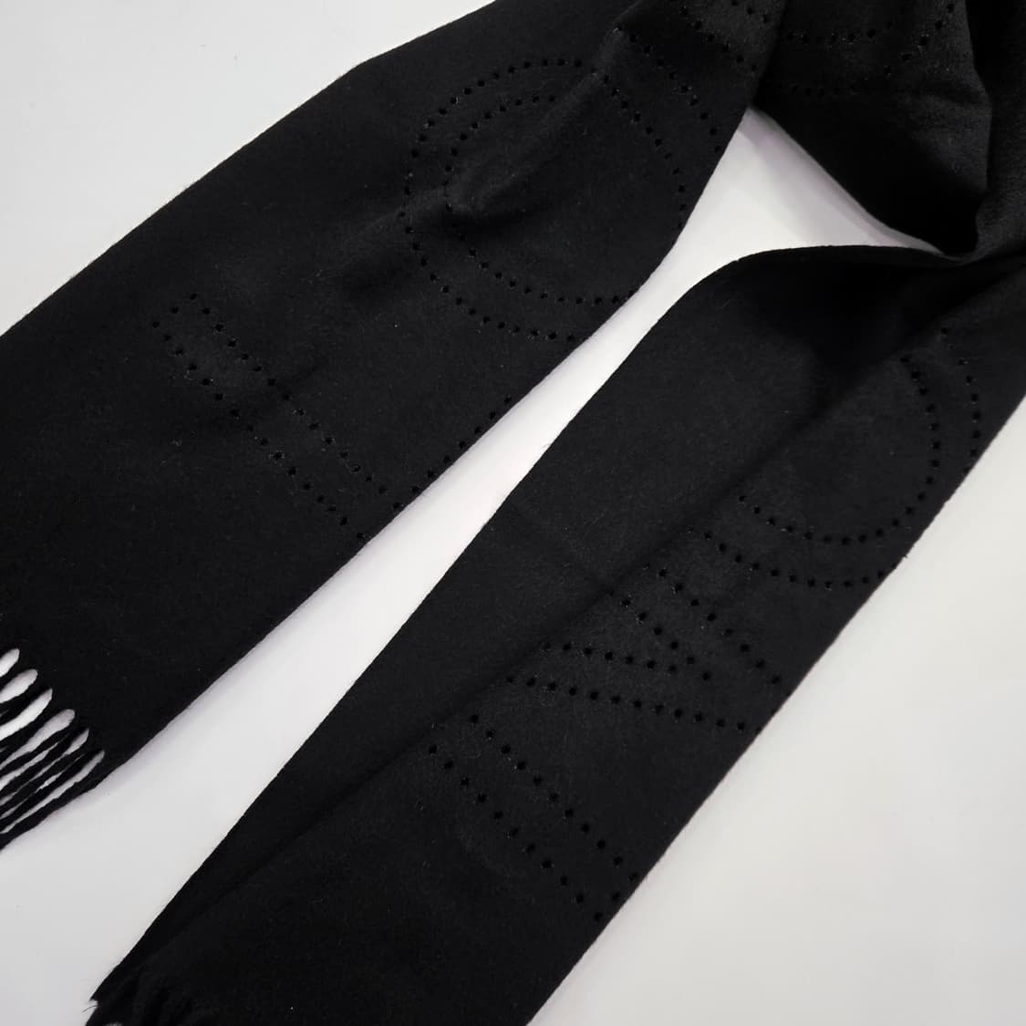 루이비통 레터링 펀칭 캐시미어 머플러 상품이미지4