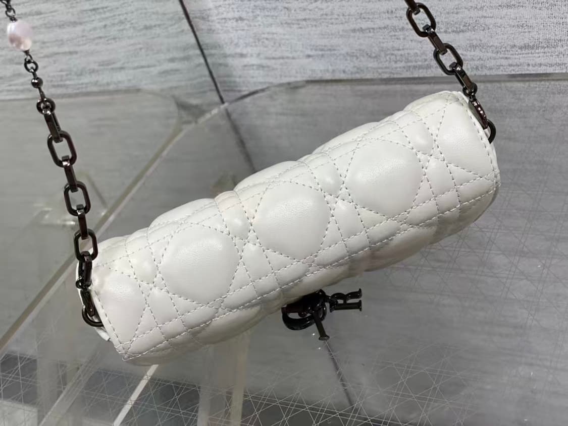 디올 크로스 백시그니처 넝쿨 체크로 클래식한 레터링 참장식
 상품이미지9