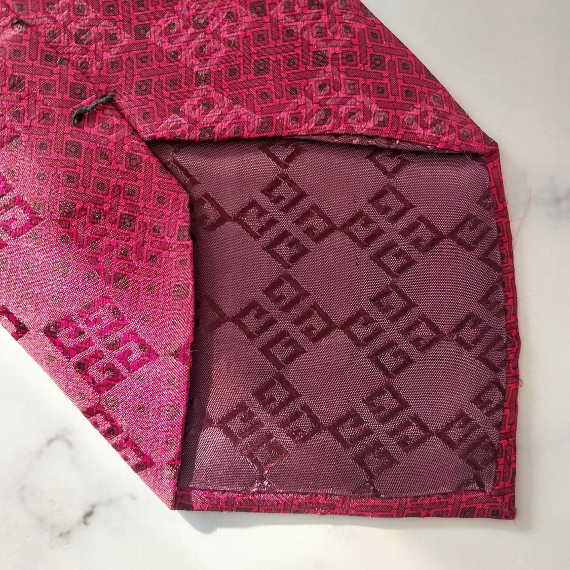 지방시 실크 와인 빅로고 패턴 넥타이 9.9cm A+등급 K1695
 상품이미지9