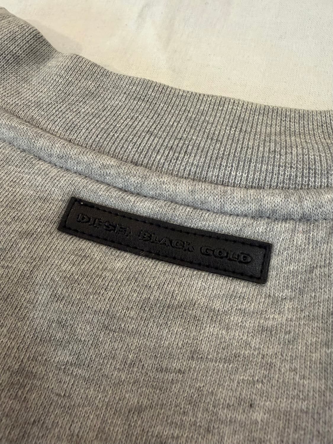 디젤 블랙 골드 포켓 포인트 맨투맨 스웨트셔츠 그레이 상품이미지4