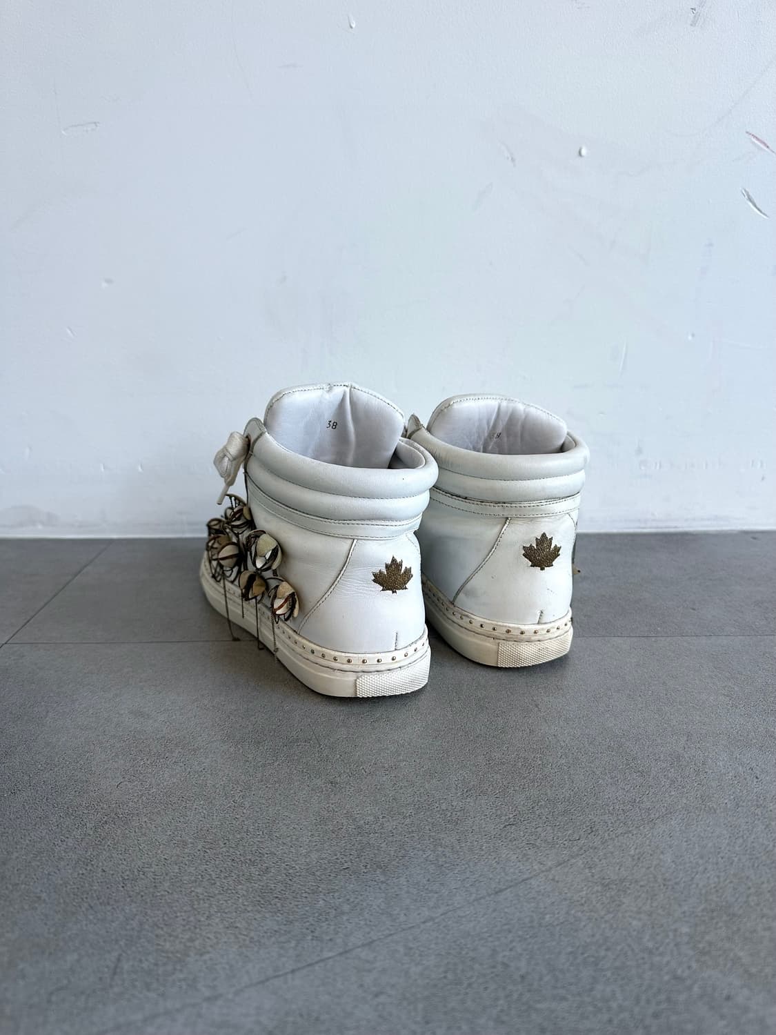 디스퀘어드 런웨이 플라워 아플리케 하이탑 스니커즈 상품이미지7