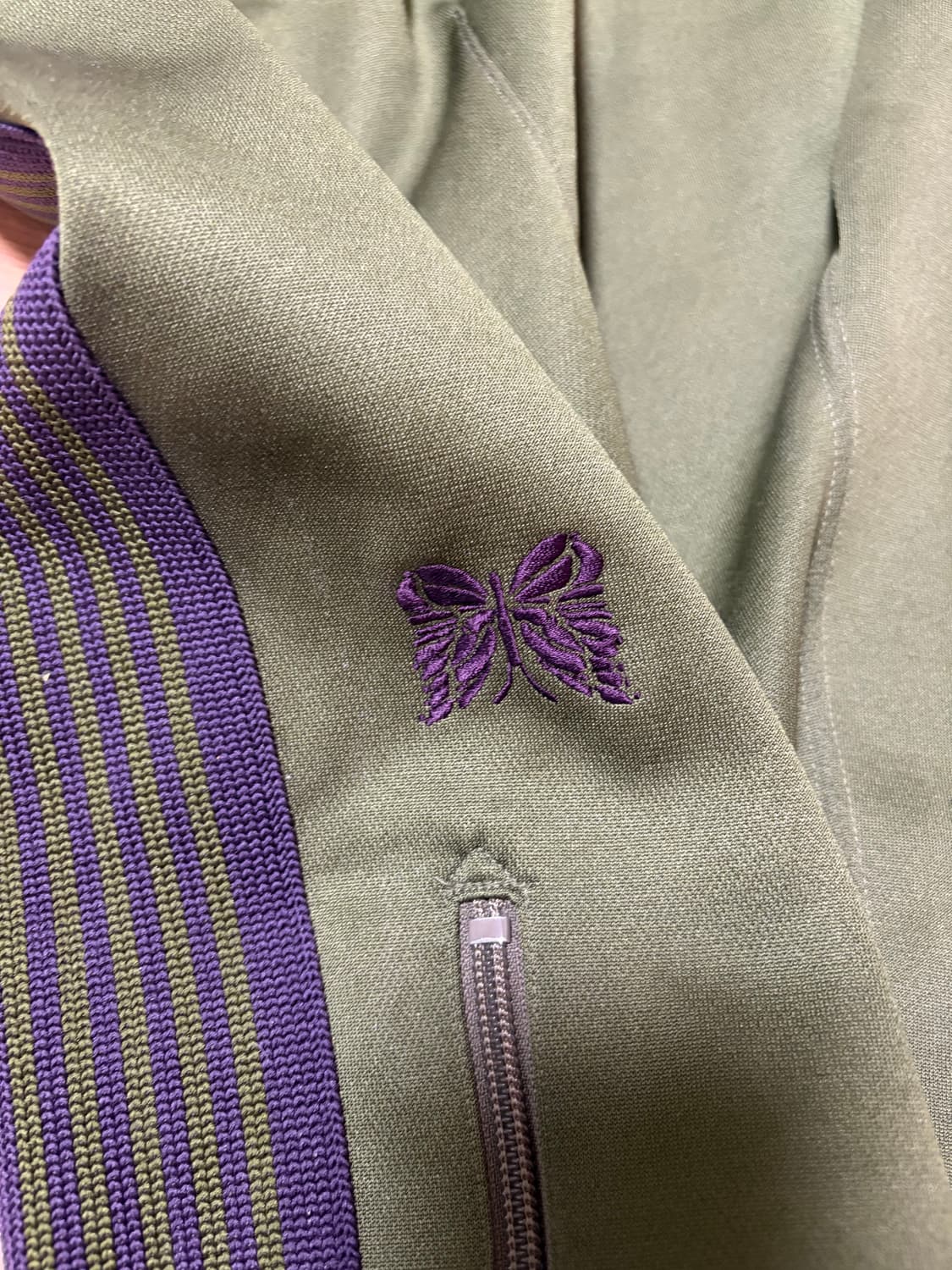 니들스 트랙팬트hd 올리브 팝니다 상품이미지1