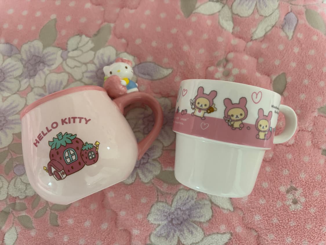 헬로키티 딸기 머그컵 & 코리락쿠마 컵 세트 상품이미지1