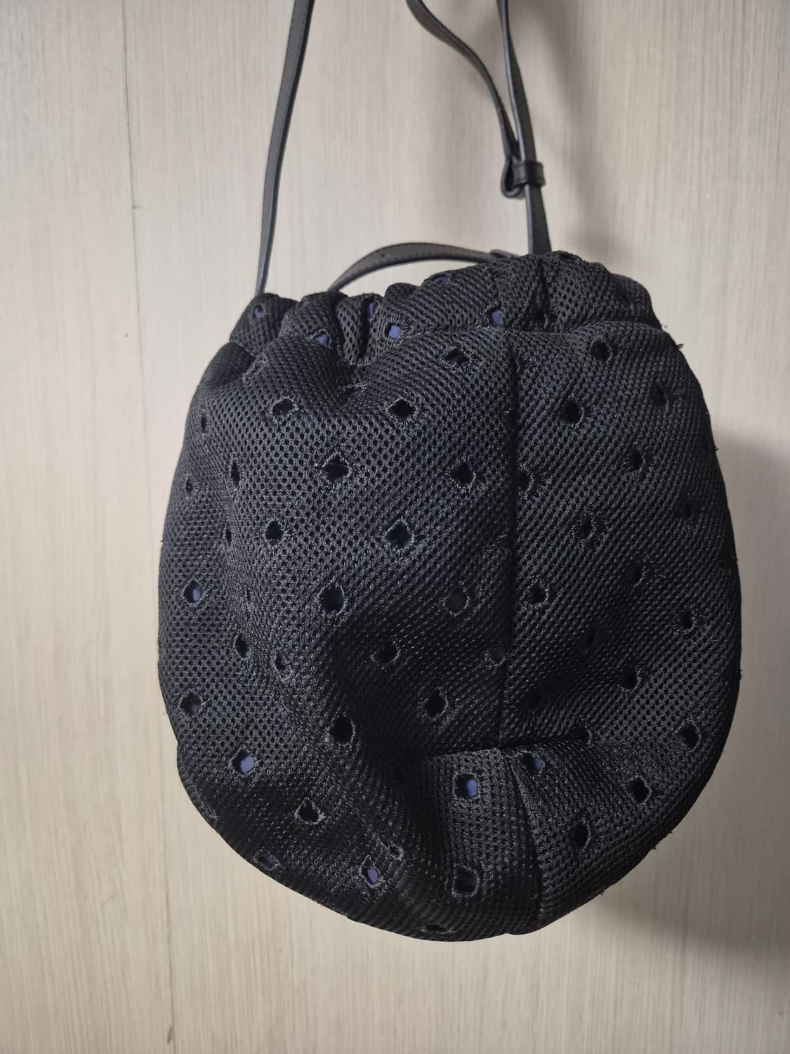 구호(KUHO) 블랙 펀칭 항아리 버킷백 상품이미지4