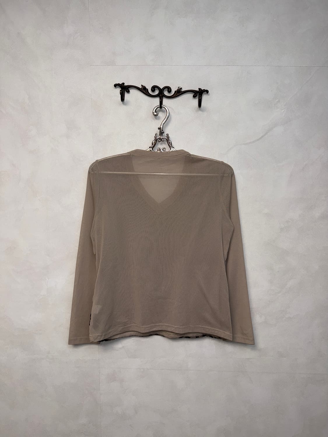 Beige grunge oriental knotted mesh 긴팔티 상품이미지3