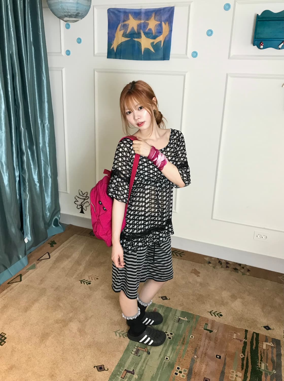도트 상의와 하프 팬츠로 키치하면서 괴짜 스러운 코디셋🖤🩷 상품이미지5