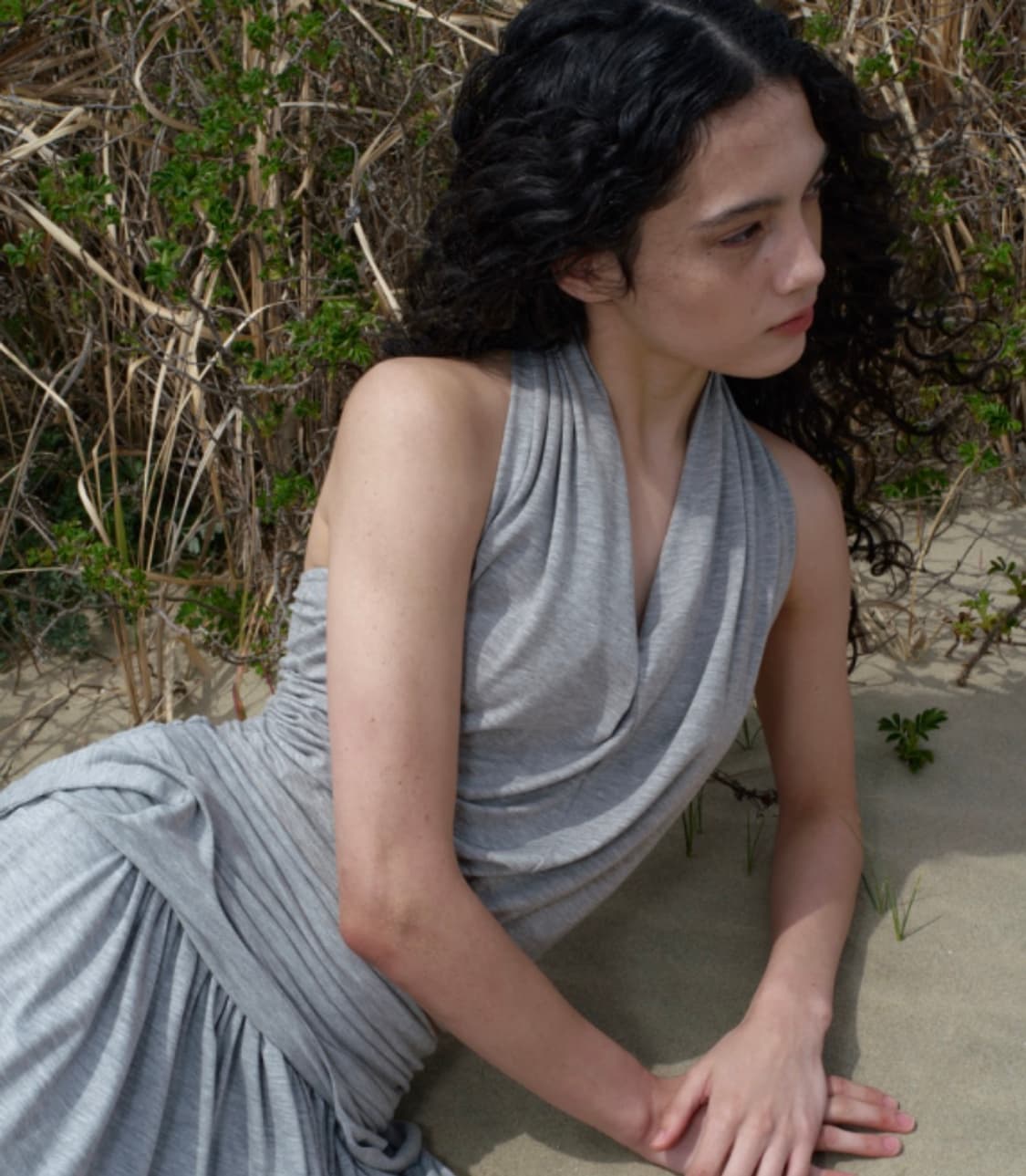 한소희 사복 착용 오버듀플레어 홀터넥 나시 탑 상품이미지6