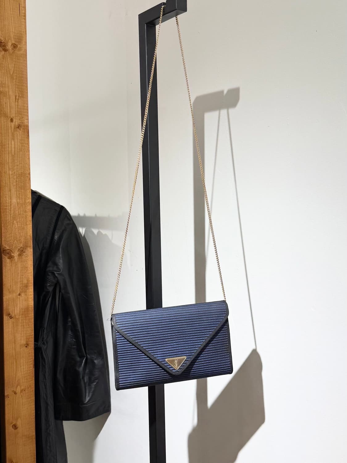 입생로랑 블루 인 텔라 네로 크로스백 상품이미지1