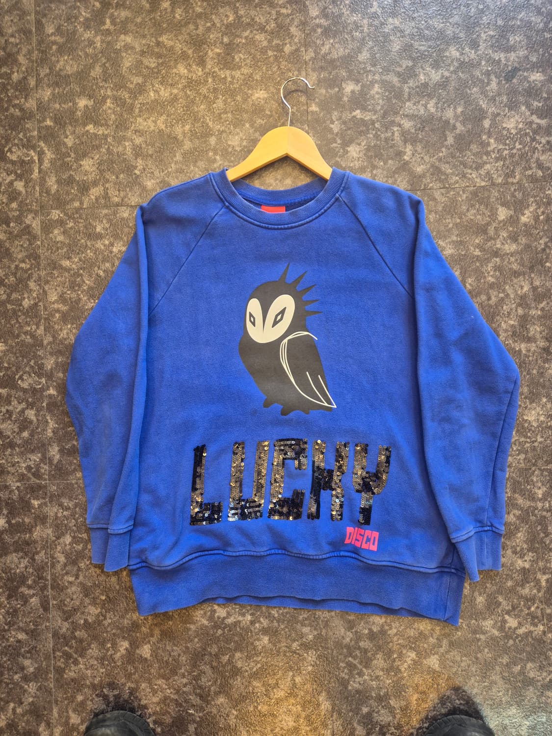 럭키슈에뜨(Lucky Chouette) 브랜드 LUCKY' 시퀸 맨투맨 상품이미지1