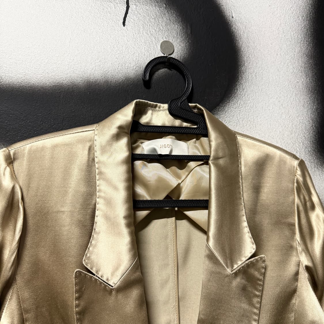 Jigott 긱시크 골드 스티치 러프 디테일 새틴 자켓 상품이미지3