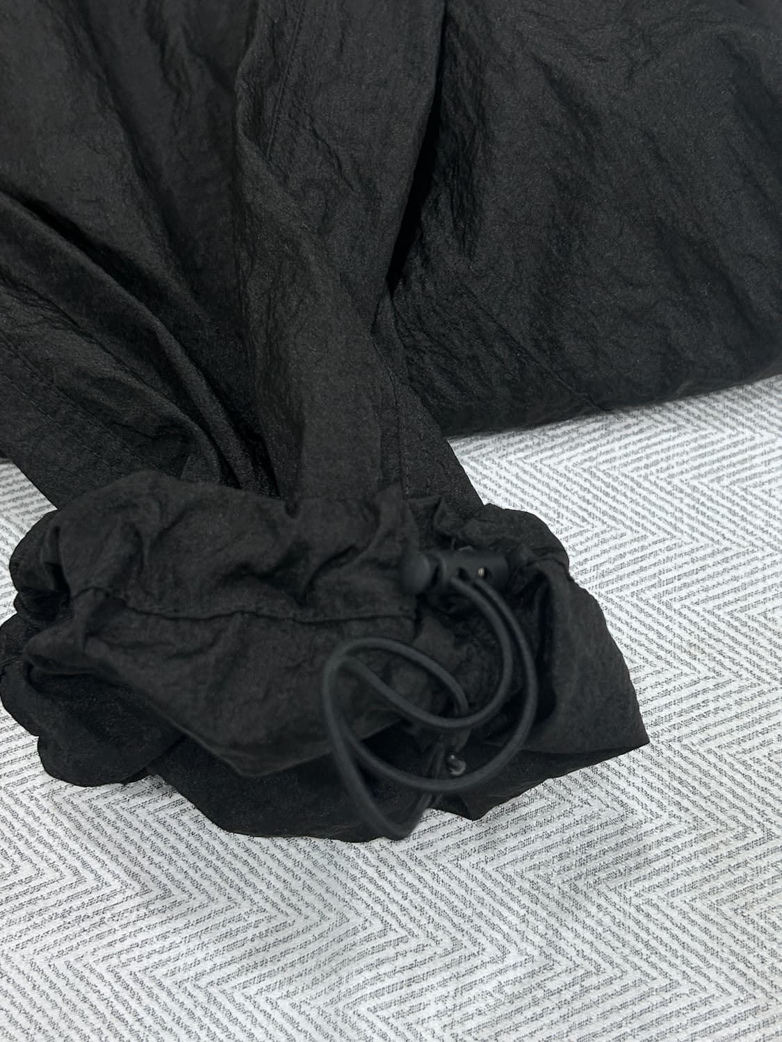 무신사 무탠다드 우먼즈 브라이트 나일론 파라슈트 팬츠 블랙 상품이미지9