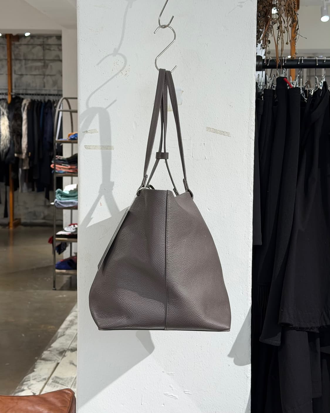 더 로우 그레이 레더 파크 쓰리 토트백 상품이미지3