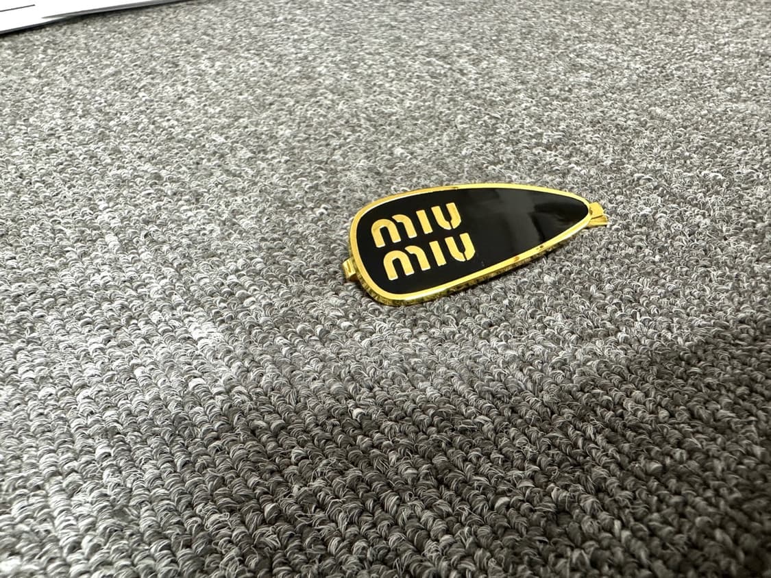 미우미우 헤어핀 블랙 (1ps) 상품이미지1