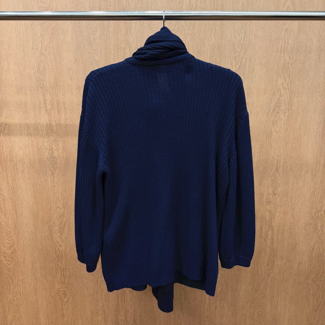 끌로에 골지 울 니트 가디건 머플러넥 패치 포켓 디테일 루즈핏 네이비 상품이미지3