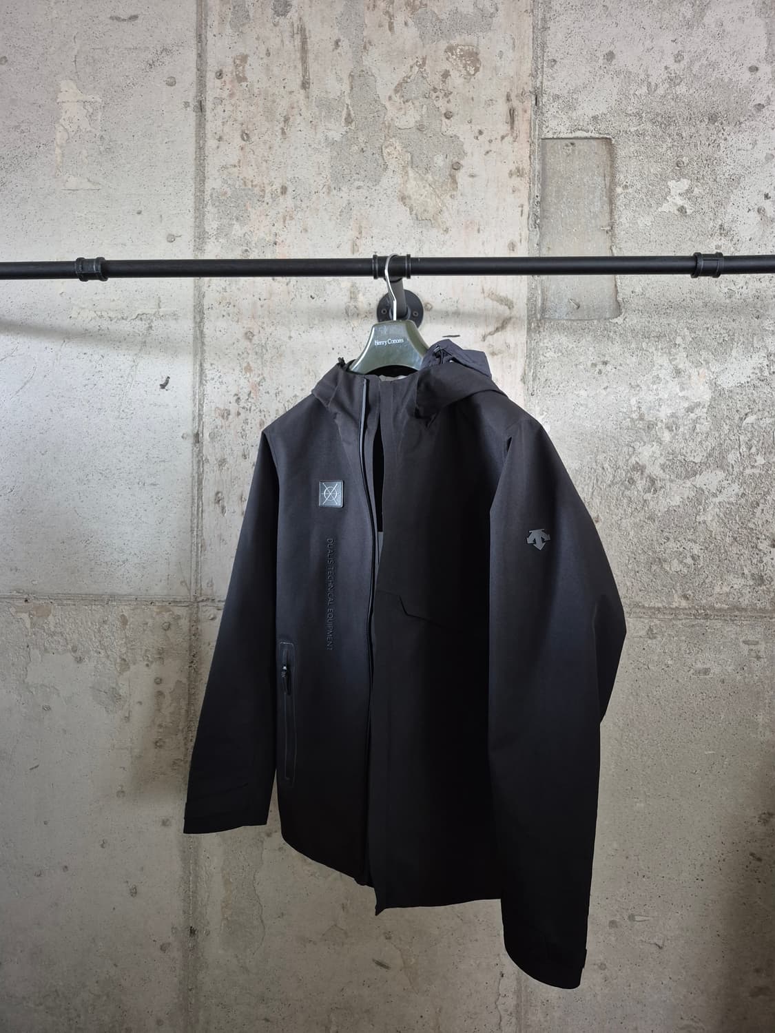 데상트  듀얼리스 네비게이터 방수우븐 자켓 상품이미지2