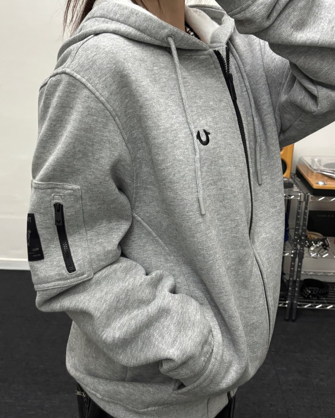 트루릴리젼 베이직 로고 포켓 그레이 후드집업 상품이미지3