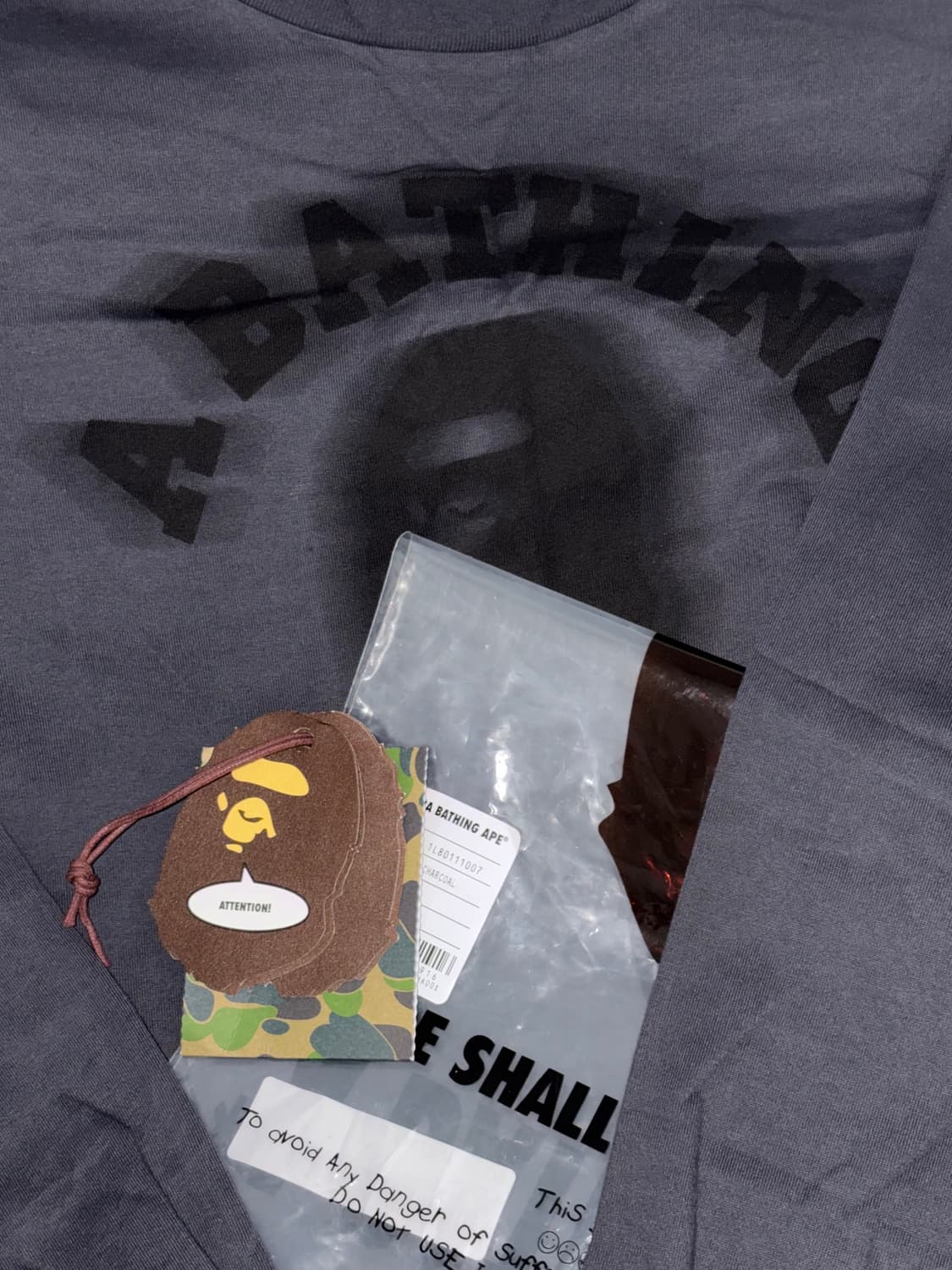 베이프 가먼트 다이 컬리지 릴렉스드 핏 긴팔 티셔츠 차콜 상품이미지1