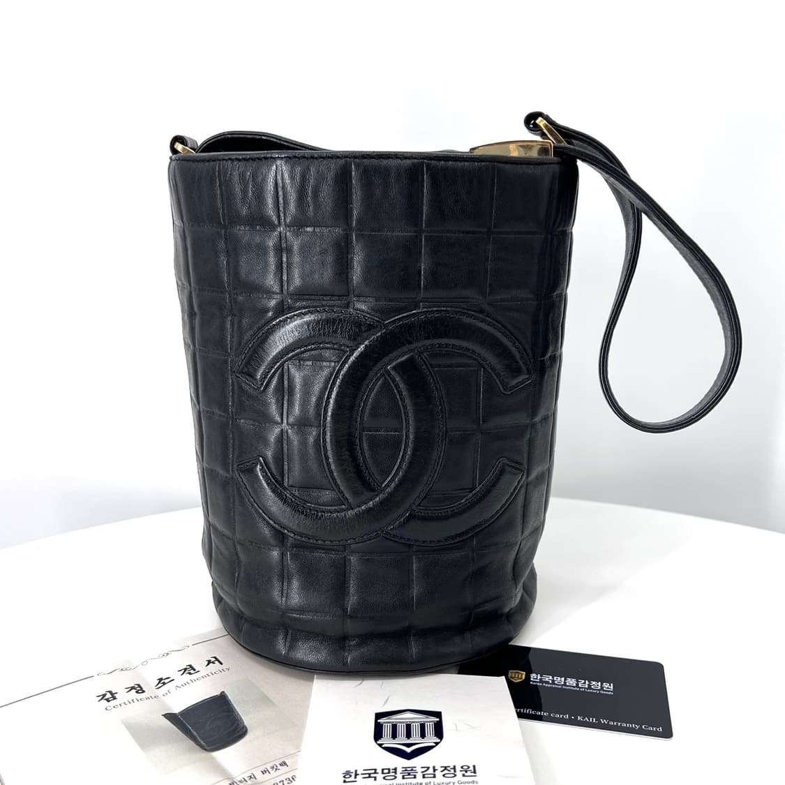 [감정완료] 샤넬 초코바 스티치 원통 숄더백 블랙 상품이미지1