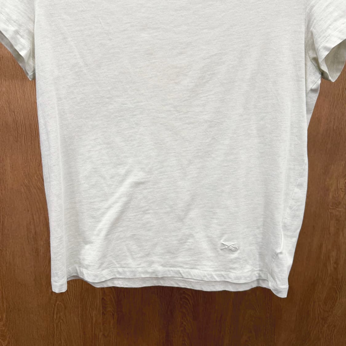 아페쎄 코튼 반팔 티셔츠 미니 자수 라운드넥 무지 디테일 레귤러핏 화이트 상품이미지5