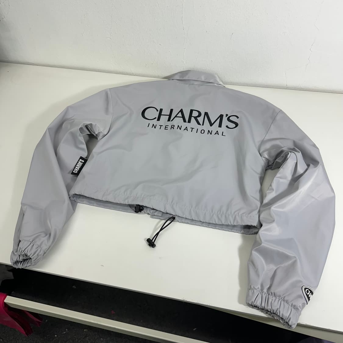 우먼FREE CHARMS 참스 그레이 백로고 크롭자켓 상품이미지4