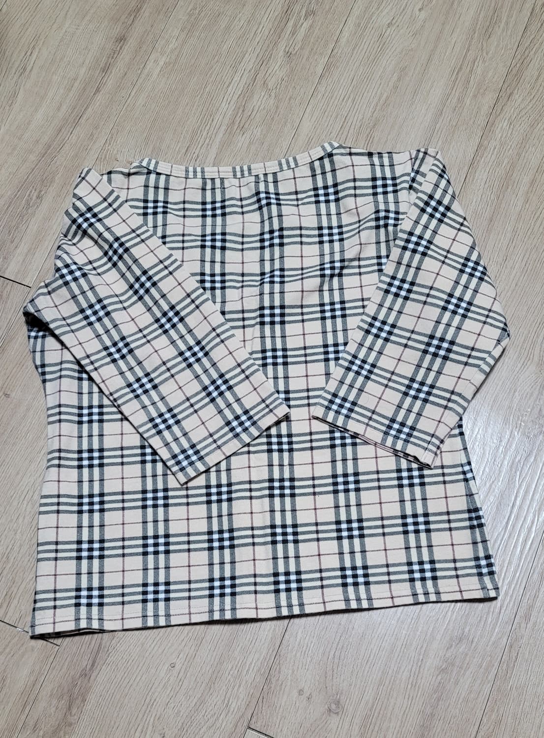버버리 체크 V넥 7부 크롭 배꼽 티셔츠. 상품이미지2