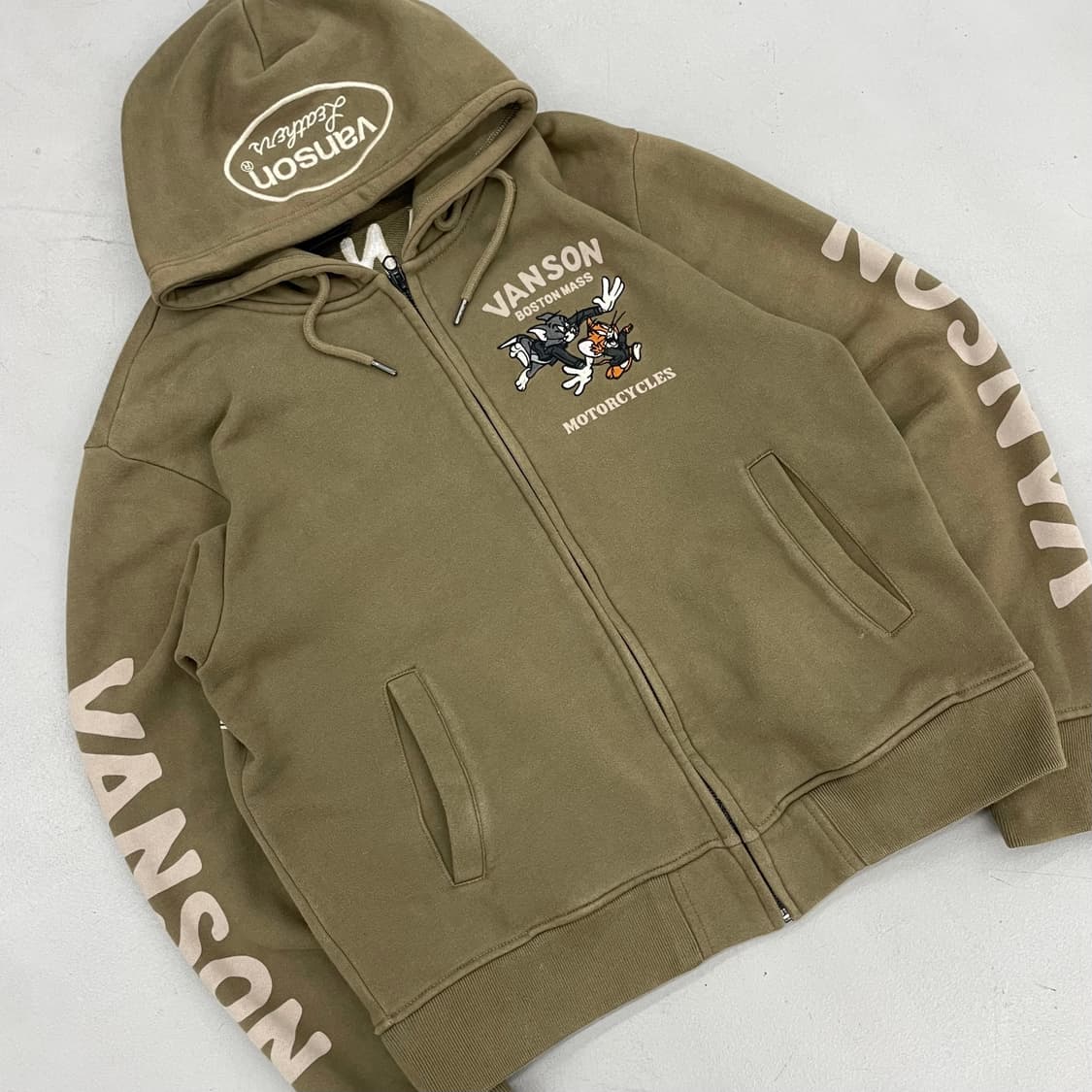 밴슨 X 톰과제리 자수 후드집업 카키 상품이미지4