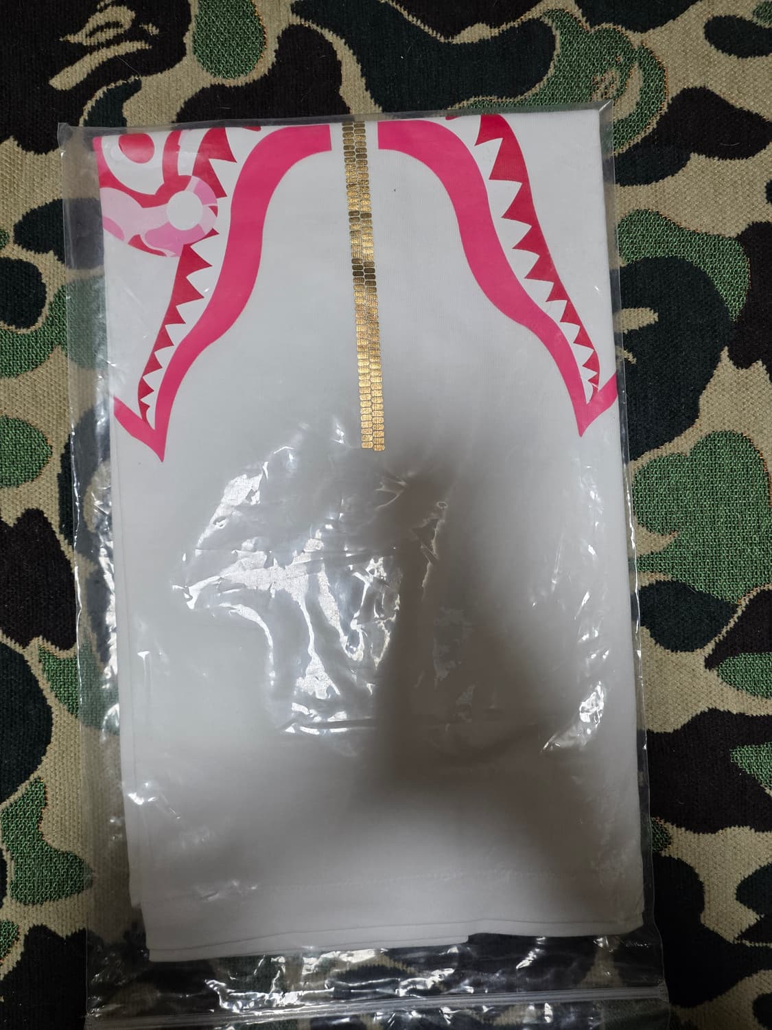 [S] 베이프 ABC 핑크 카모 샤크 마일로 반팔티 화이트 상품이미지4