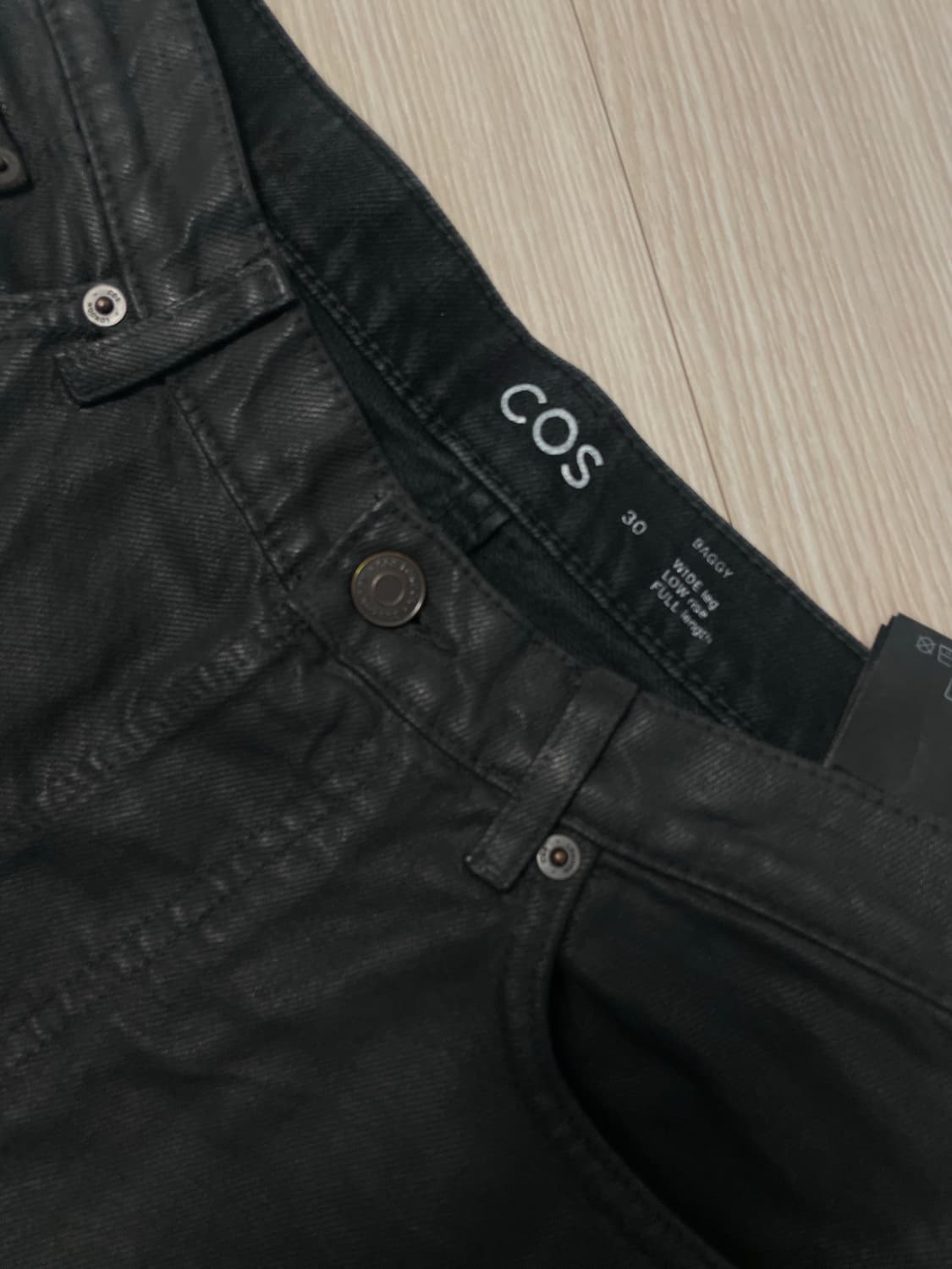 COS 코스 볼륨 코팅 데님진 와이드핏 블랙 30 상품이미지5