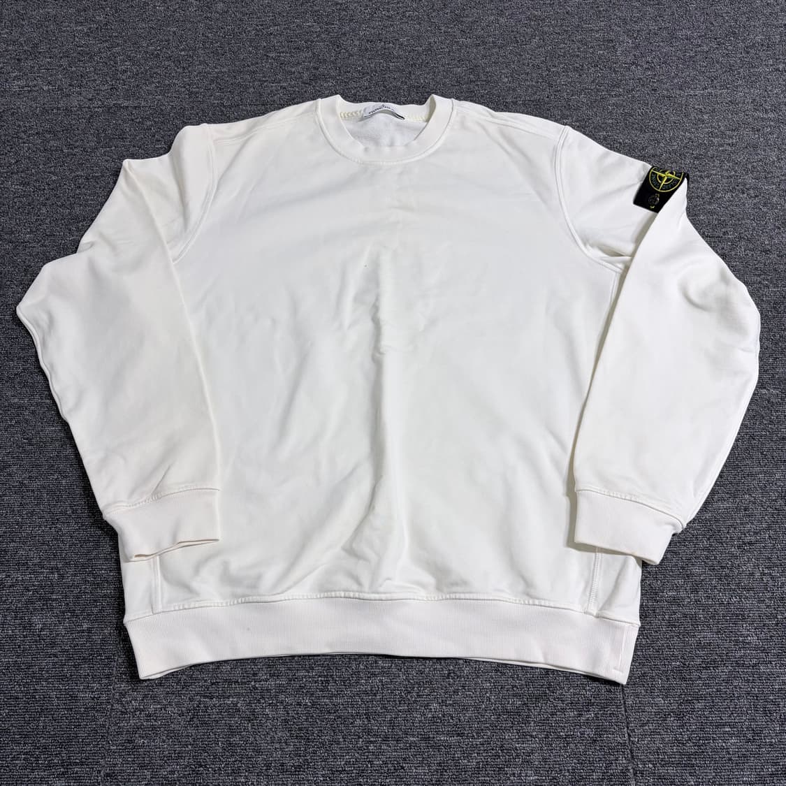 스톤아일랜드 와펜 패치 맨투맨 상품이미지1