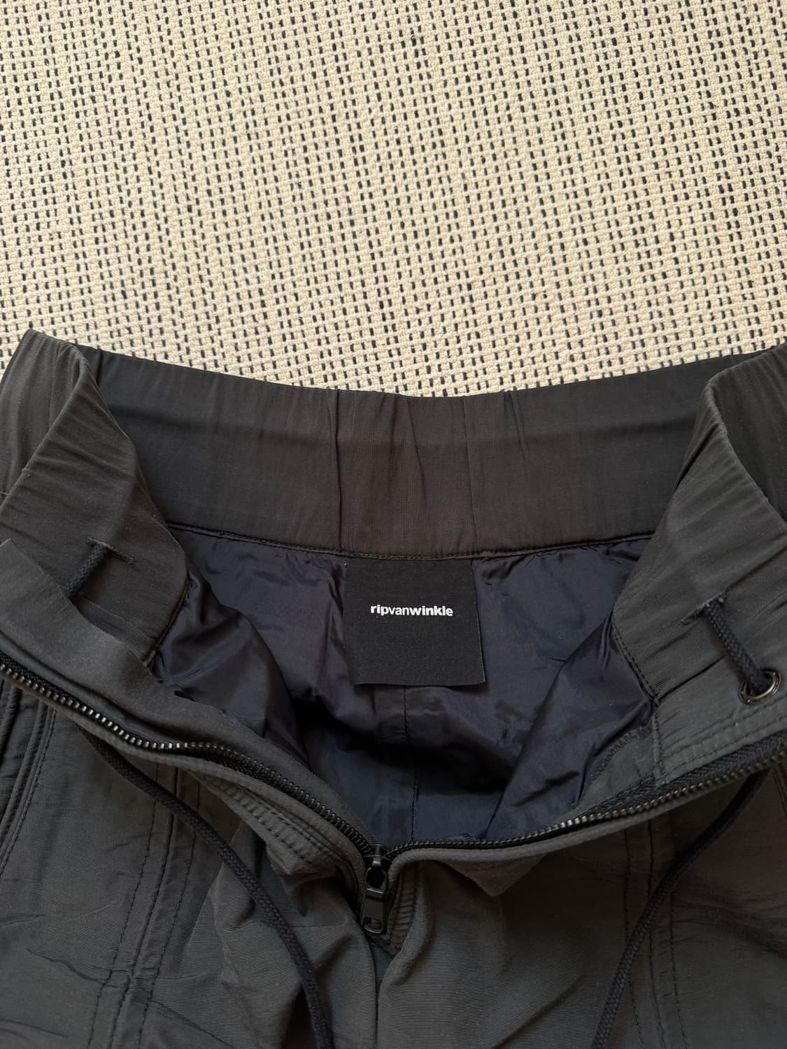 Rip van winkle  블랙 나일론 셔링 팬츠 상품이미지3