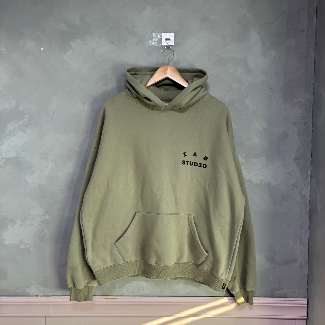 아이앱 스튜디오 후드 올리브 카키 상품이미지1