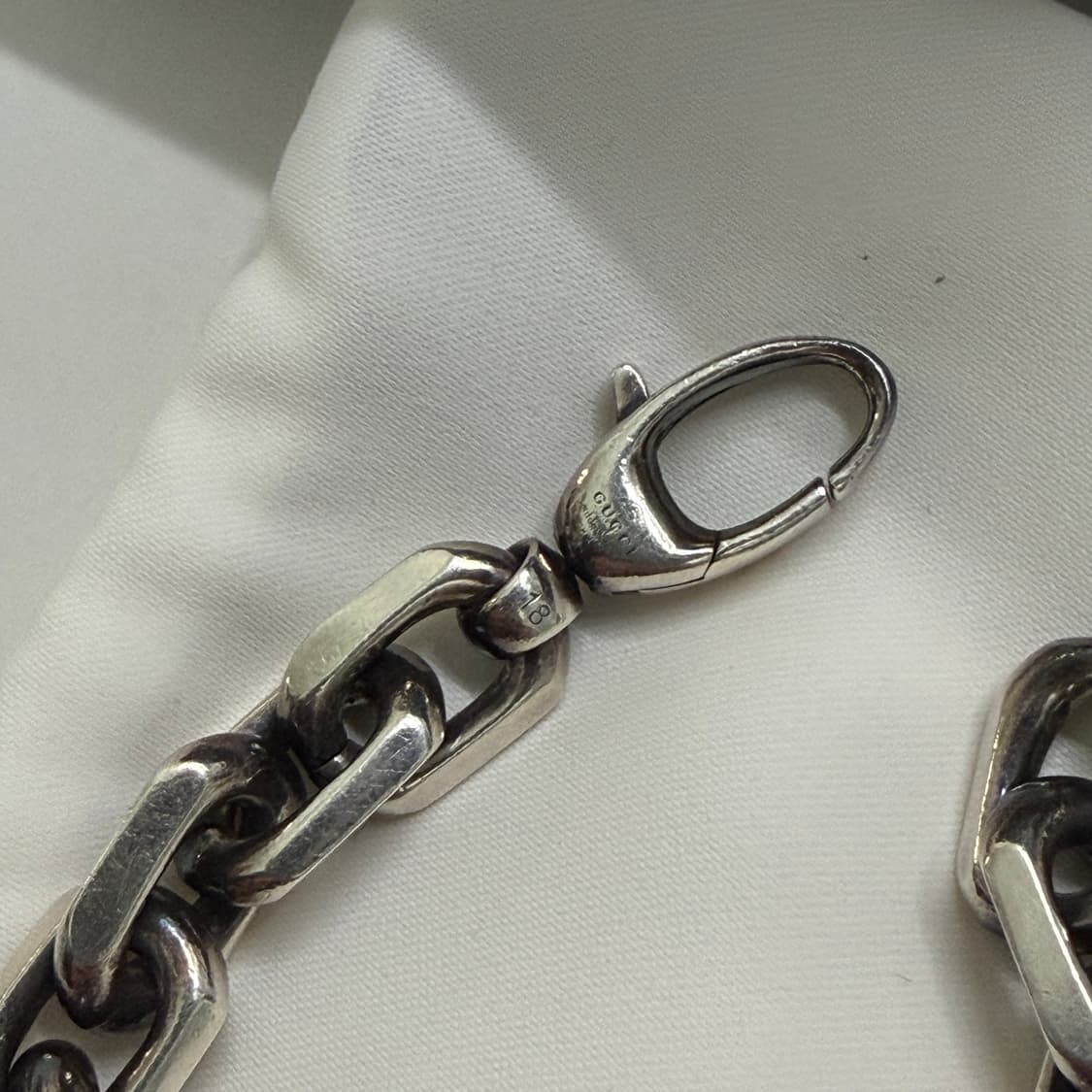 구찌 인터로킹G 와이드팔찌 18호 상품이미지4