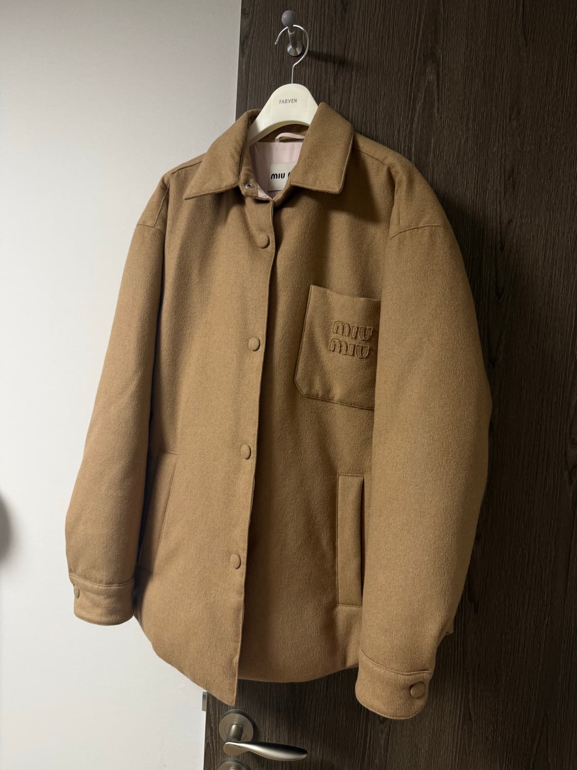 미우미우 카멜헤어 패디드 패딩 셔츠 자켓 상품이미지3