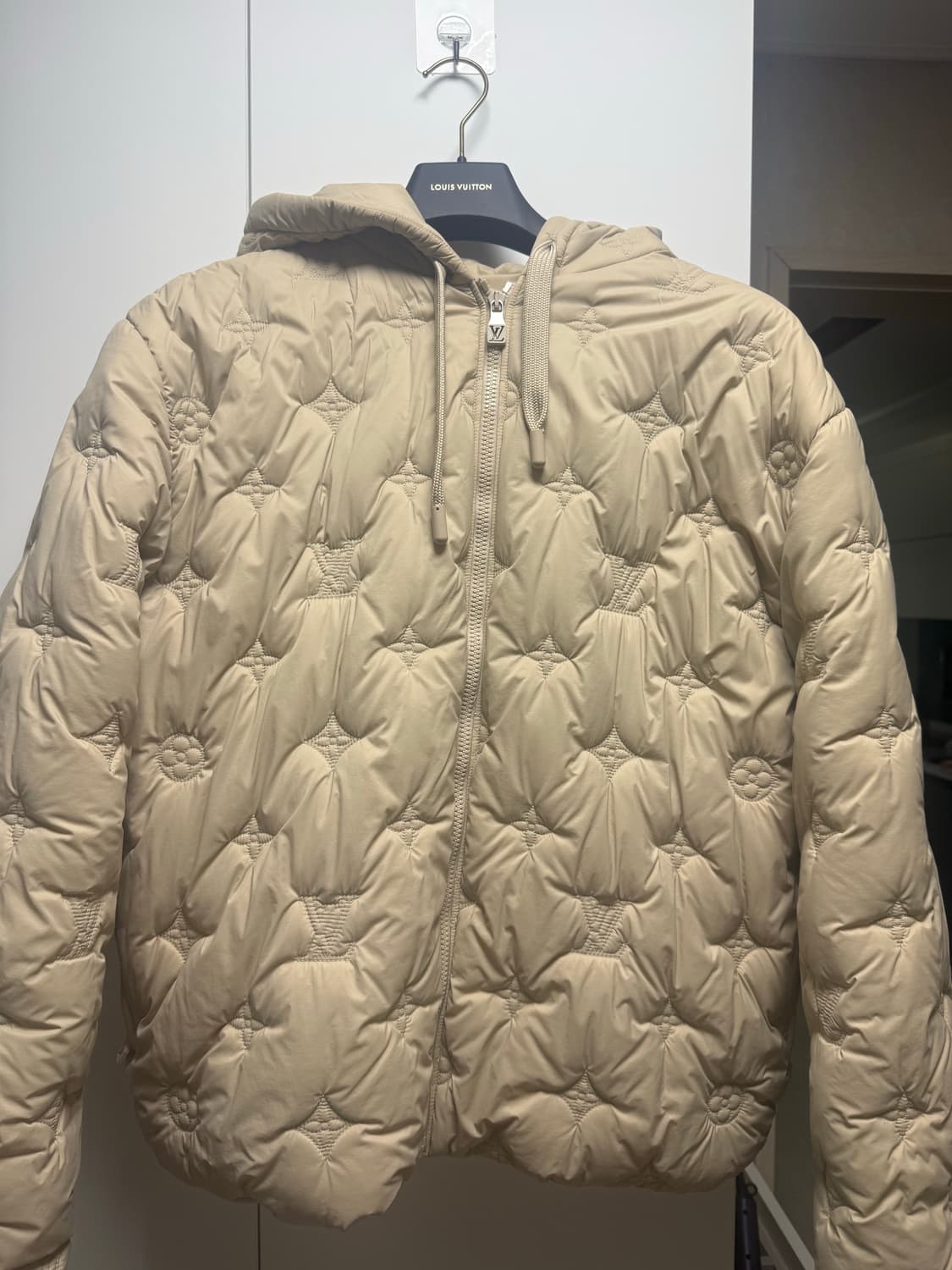 루이비통 모노그램 베이지 패딩자켓 24FW 상품이미지2