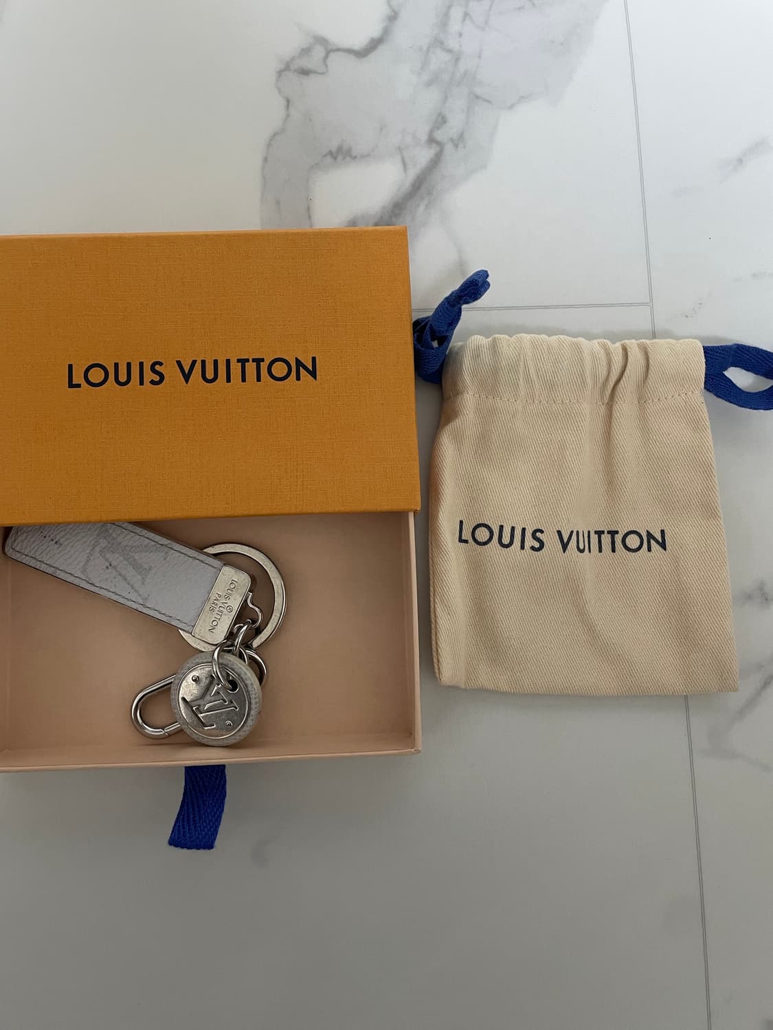 루이비통 LV코인 스노우그레이 키링 상품이미지1