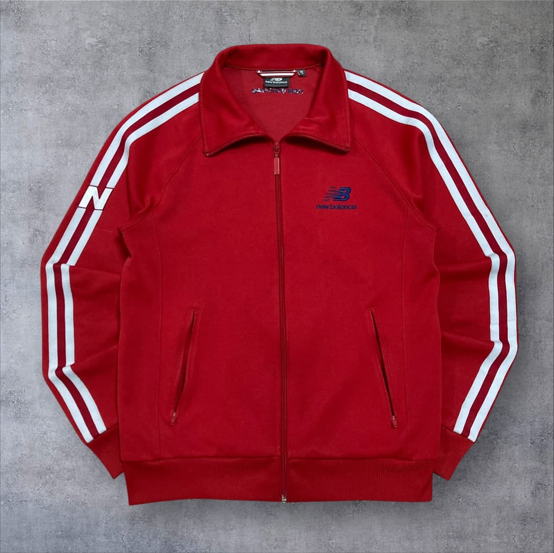 뉴발란스 스몰 로고 사이드 라인 레드 트랙탑 상품이미지1