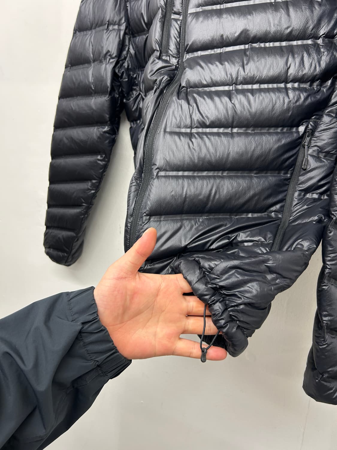 마운틴하드웨어 블랙 경량 패딩 상품이미지4