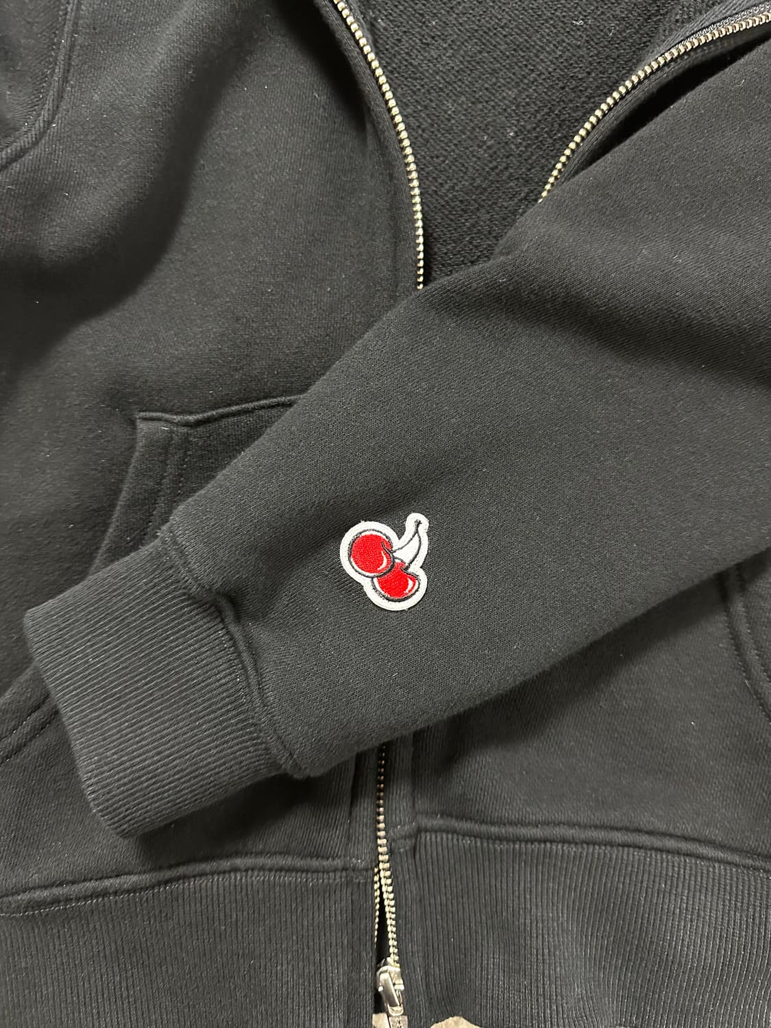 키르시 스몰 체리 크롭 후드집업 블랙 상품이미지5