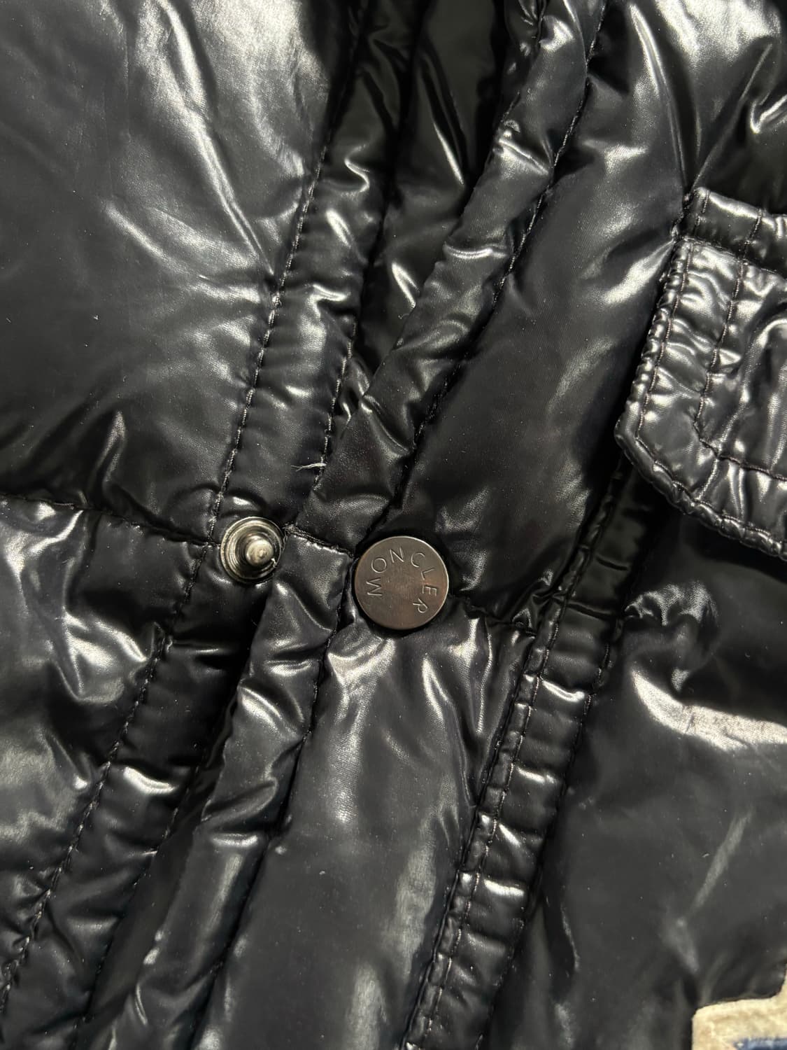 Moncler 몽클레어 블랙 유광 패딩 상품이미지4