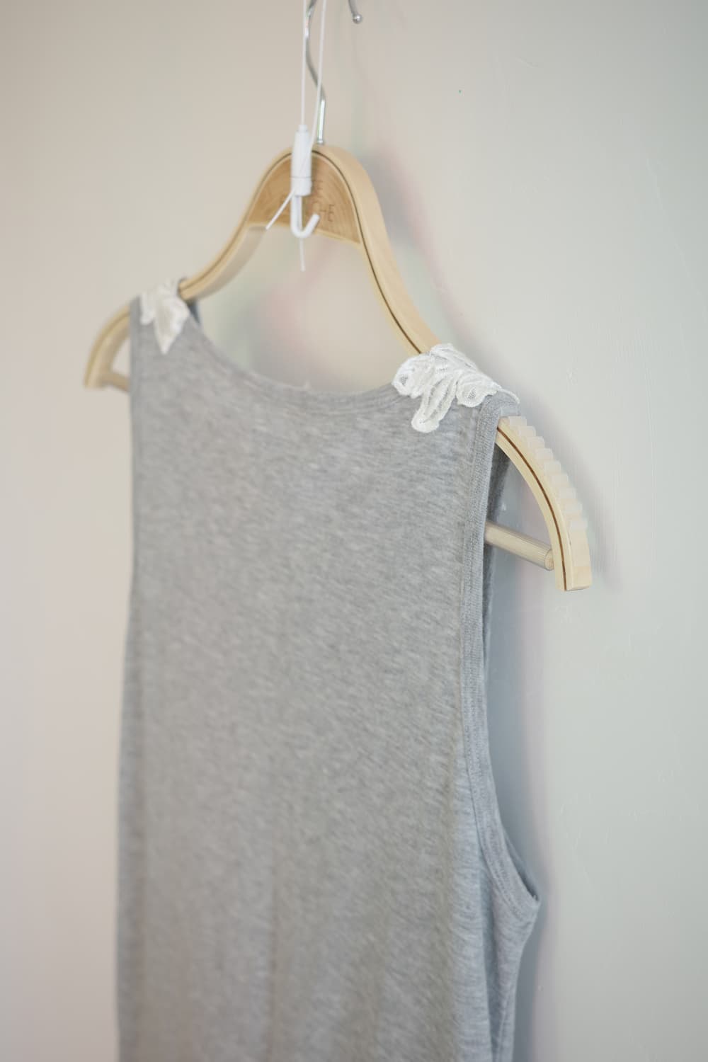 LEPSIM 
• 그레이 자수 슬리브리스 상품이미지9